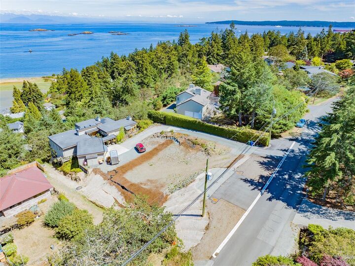 Property Photo:  3592 Oakridge Dr  BC V9T 1M4 