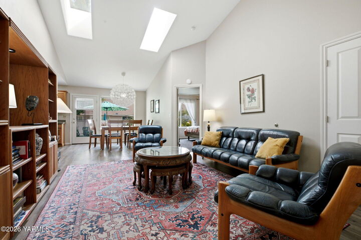 Property Photo:  1001 S 90th Ave  WA 98908 