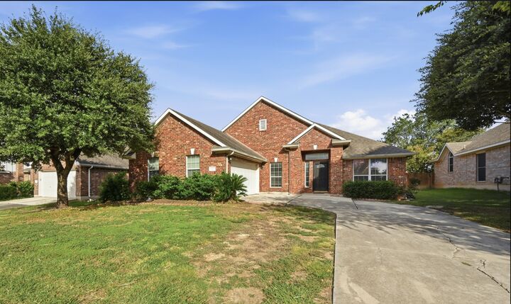 Property Photo:  1665 Amberwood Loop  TX 78640 