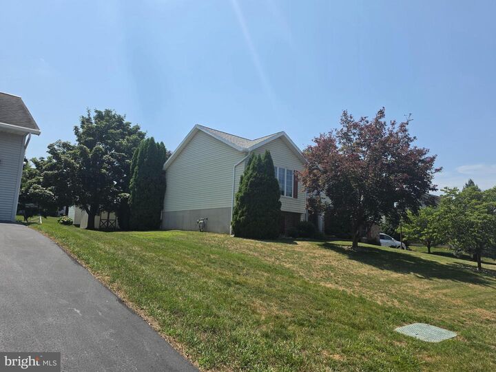 Property Photo:  609 Richfield Dr L-0022  PA 17042 