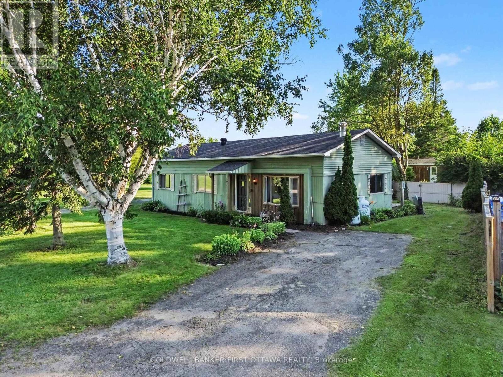 Property Photo:  17 Bridle Path  ON K7A 0J4 