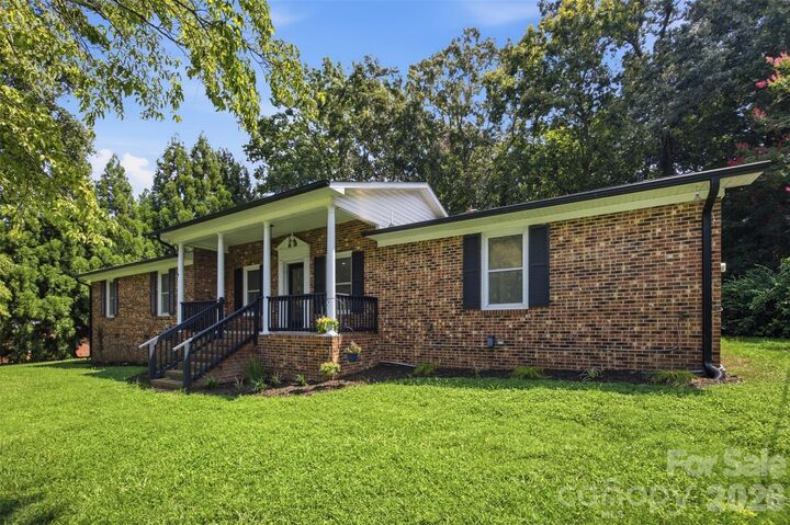 Property Photo: 806 Danbrook Circle NC 28092