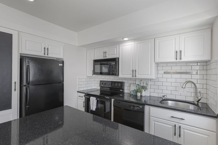 Property Photo:  952 Chatham Lane  OH 43221 