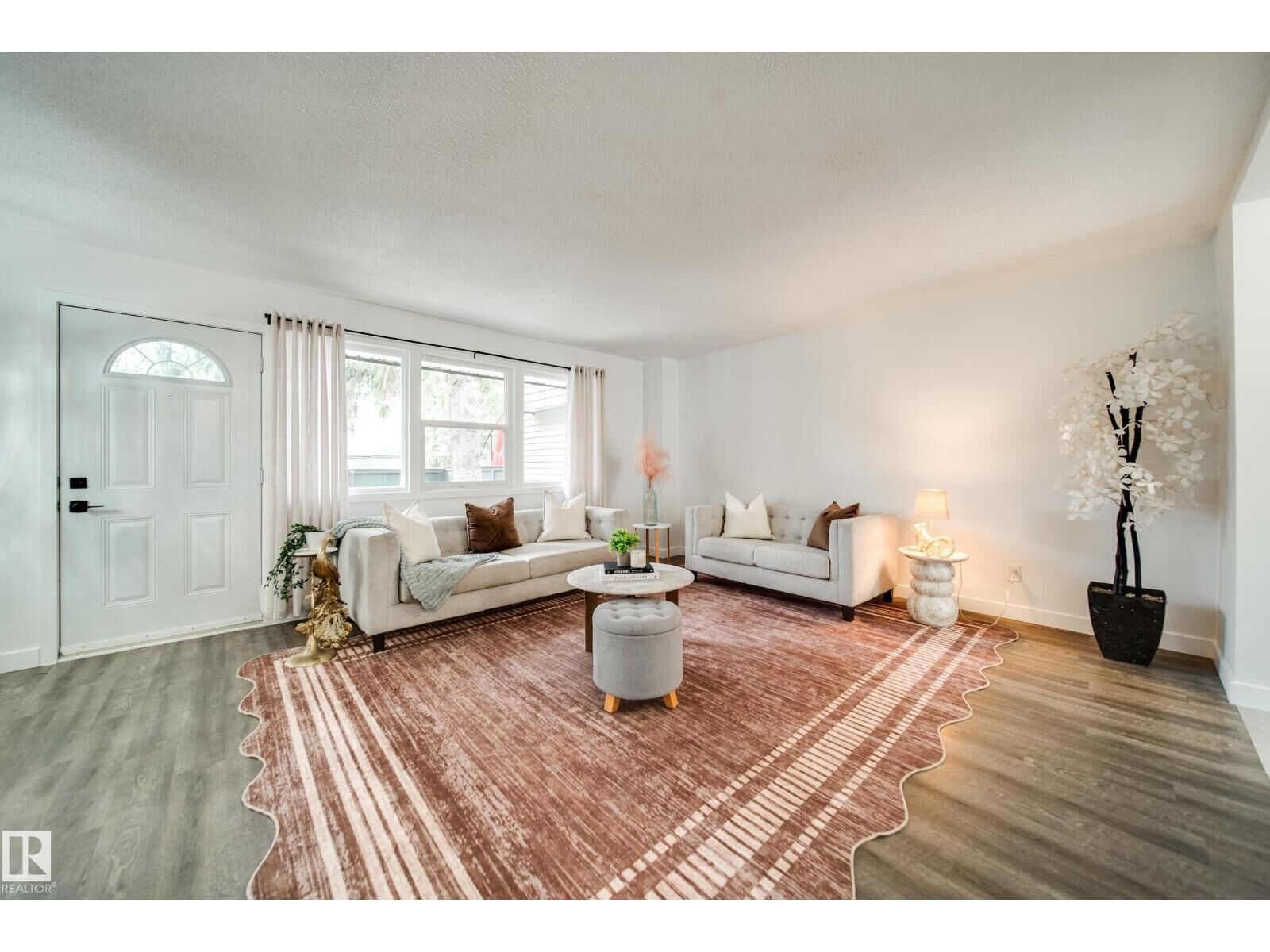 Property Photo:  521 Village On The Green Gr NW  AB T5A 1H2 
