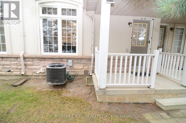 Property Photo:  10 Post Oak Drive 21  ON L4E 4H7 