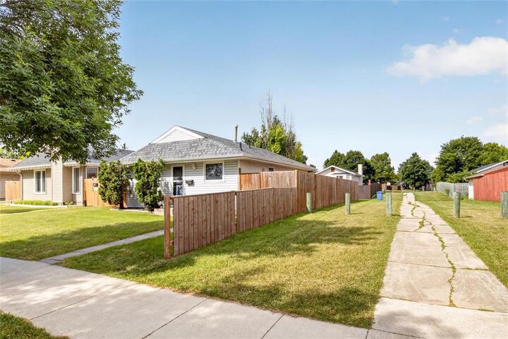 Property Photo:  105 Garton Avenue  MB R2R 1X1 