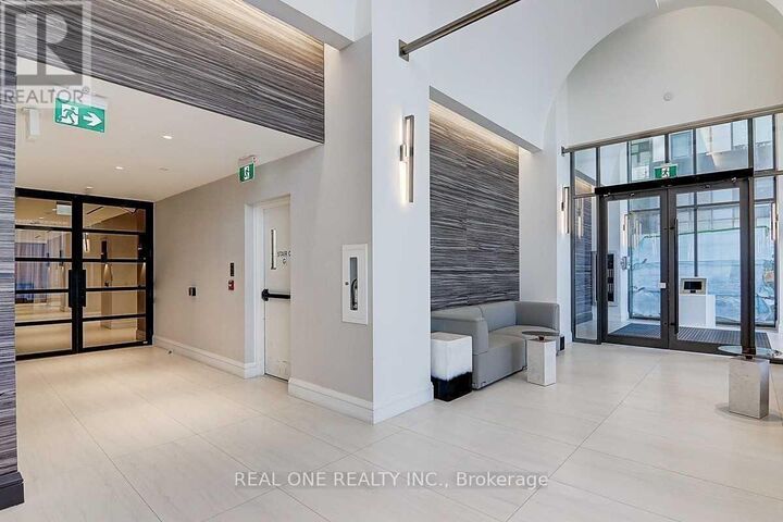 Property Photo:  39 Roehampton Avenue 1709  ON M4P 0G1 