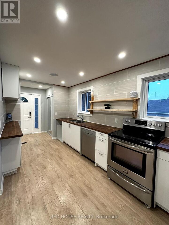 Property Photo:  52 Charlbrook Avenue  ON L4M 2Y4 