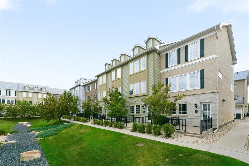 Property Photo:  15 Bridgeland Drive  MB R3Y 0E7 