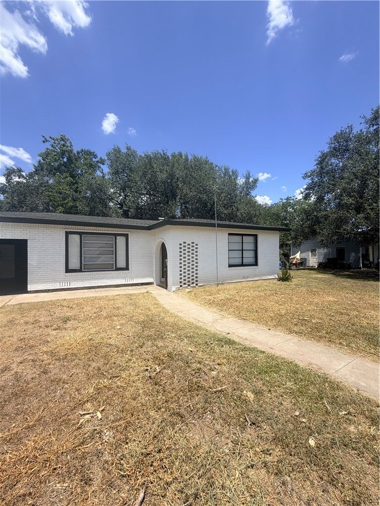 Property Photo:  809 Loma Street  TX 78332 
