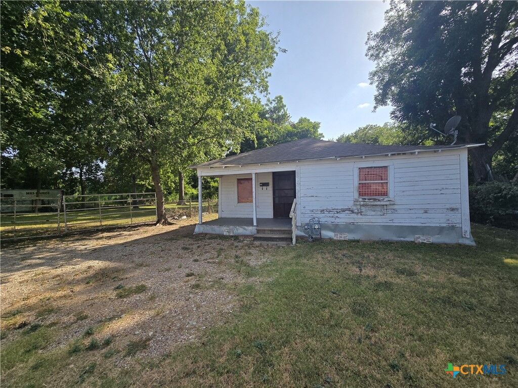 Property Photo: 313 Commerce Street TX 76661