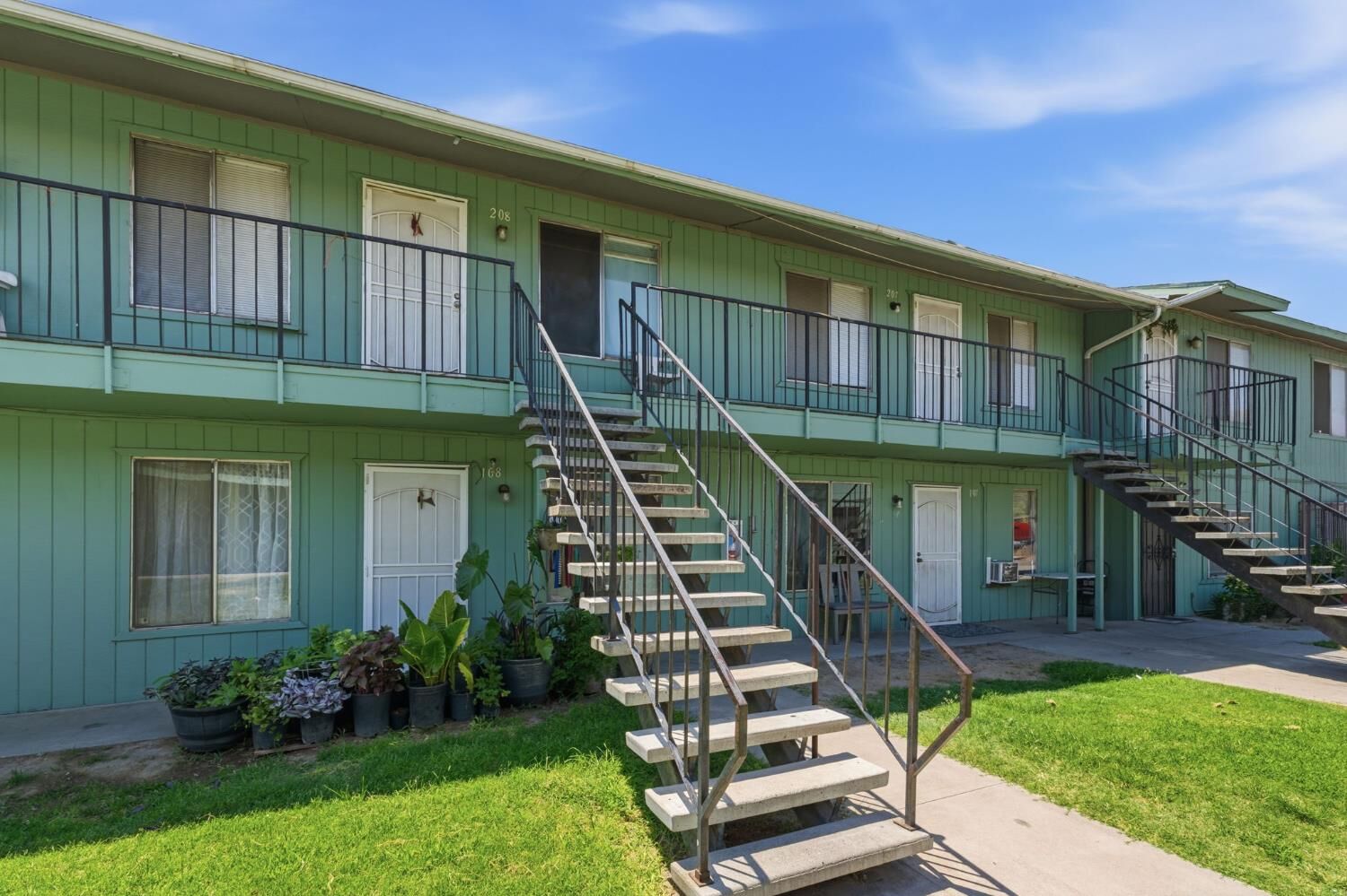 Property Photo:  425 S Maple Avenue 101  CA 93702 