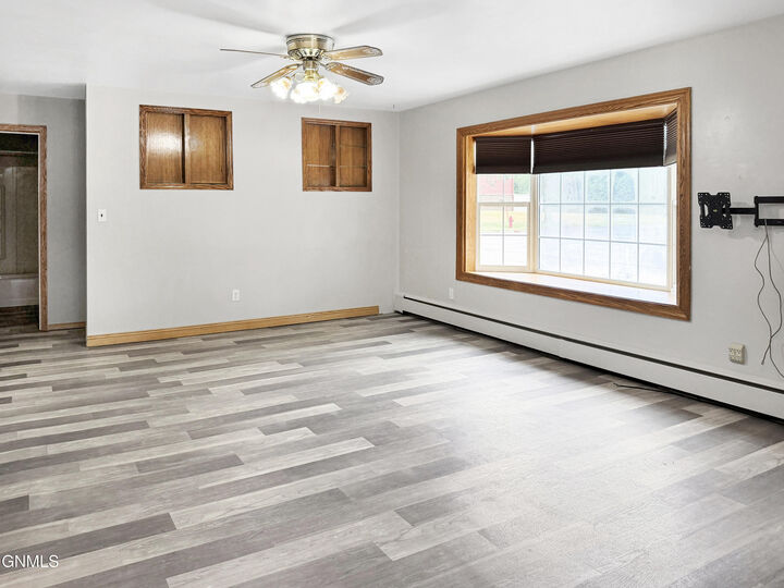 Property Photo:  286 5th Avenue S  ND 58421 