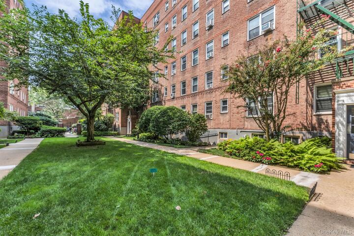 Property Photo:  36 Cathedral Avenue 2D  NY 11550 