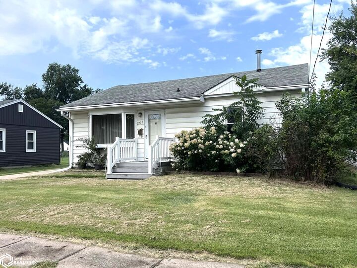 Property Photo: 205 Lynwood Avenue IA 52501