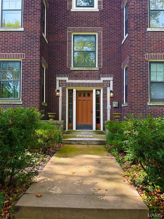 Property Photo: 4400 Arsenal Street 2E MO 63116