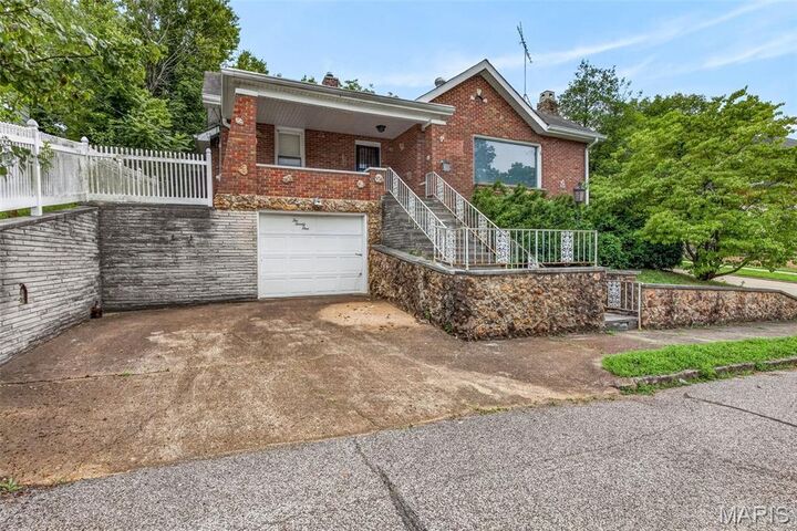 Property Photo: 221 Easton Street MO 63020