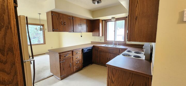Property Photo: 2507 6th St NW ND 58703
