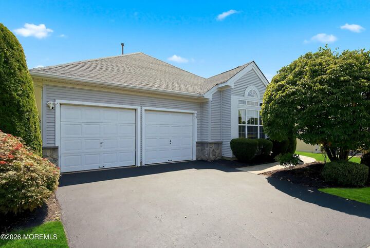 Property Photo:  12 Dunrovin Court  NJ 08759 