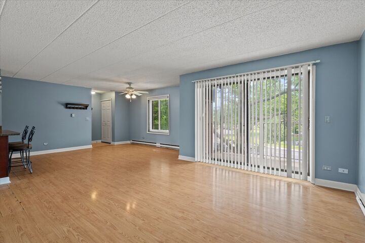 Property Photo: 708 N Briar Hill Lane 3 IL 60101