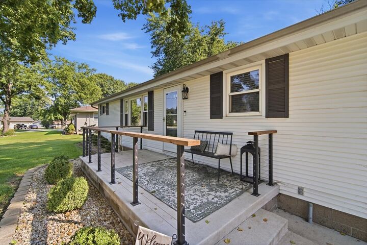 Property Photo: 1524 Hickory Point Road IL 61548