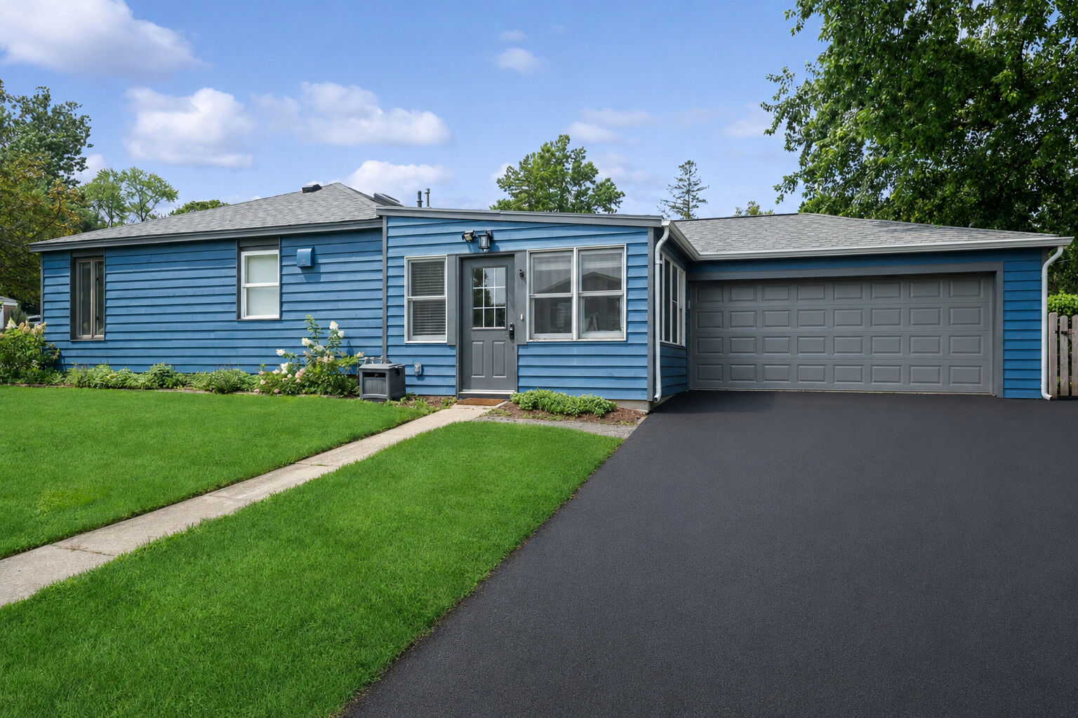 Property Photo: 648 E Rockland Road IL 60048