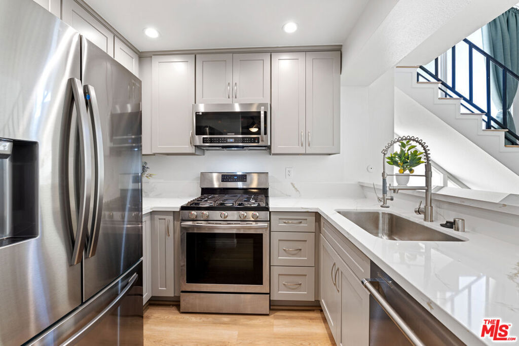 Property Photo:  5325 Newcastle Avenue 312  CA 91316 