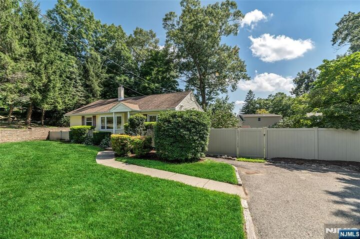 Property Photo:  13 Maple Road  NJ 07456 