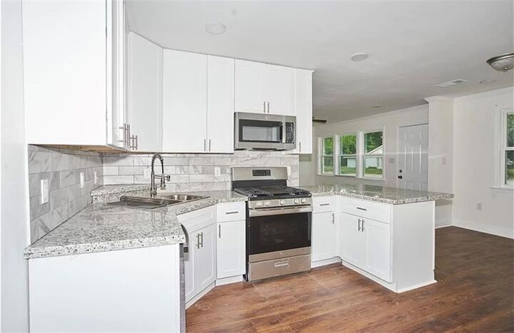 Property Photo:  2844 Somerset Drive  LA 70131 