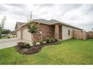 Property Photo: 416 Canvas Court TX 76036