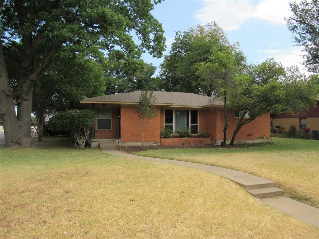 Property Photo:  1320 Linden Drive  TX 76201 