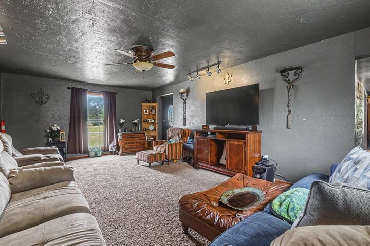 Property Photo:  909 E Park Street  OK 74873 