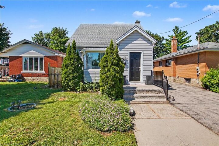16 Mercer Road — photo 1