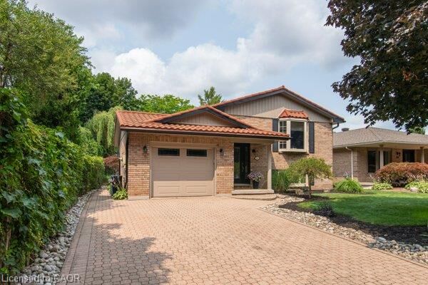 Property Photo: 154 Ambleside Court ON N2K 3E3