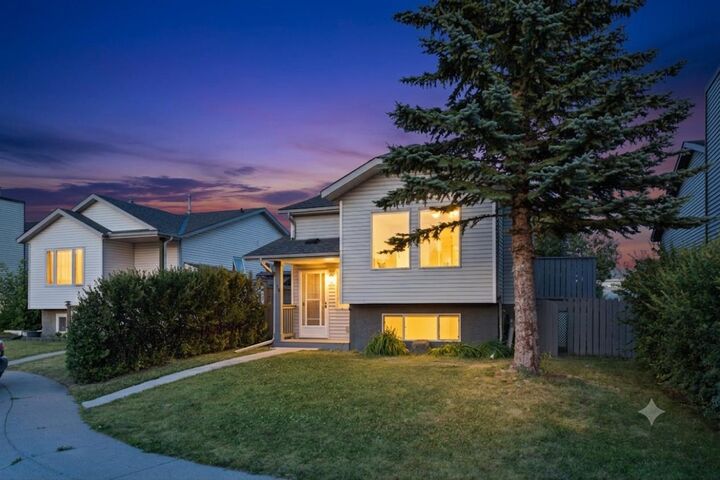 Property Photo: 52 Erin Meadows Court SE AB T2B 2Z7