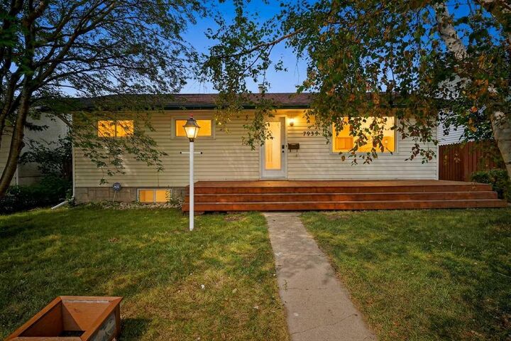 7935 Huntwick Hill NE — photo 1