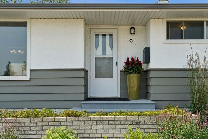 Property Photo: 91 Winslow Crescent SW AB T3C 2R3
