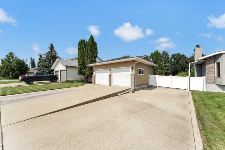 Property Photo:  44 Prairie Drive NE  AB T1C 1R2 