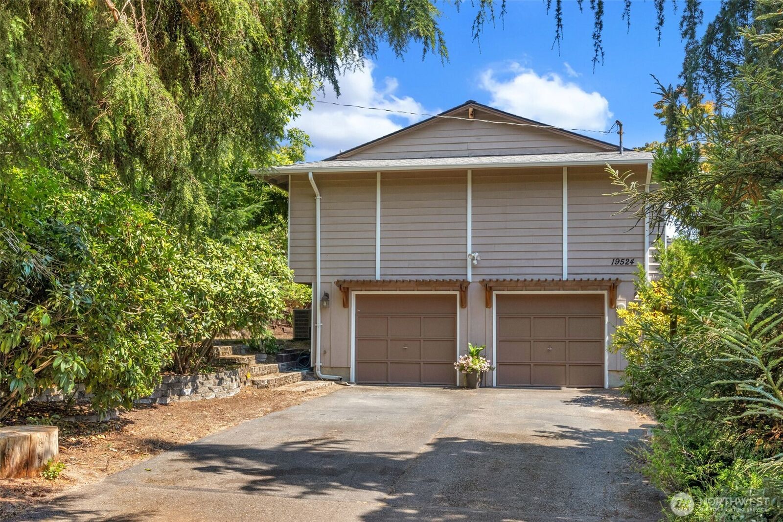 Property Photo: 19524 53rd Avenue NE WA 98155