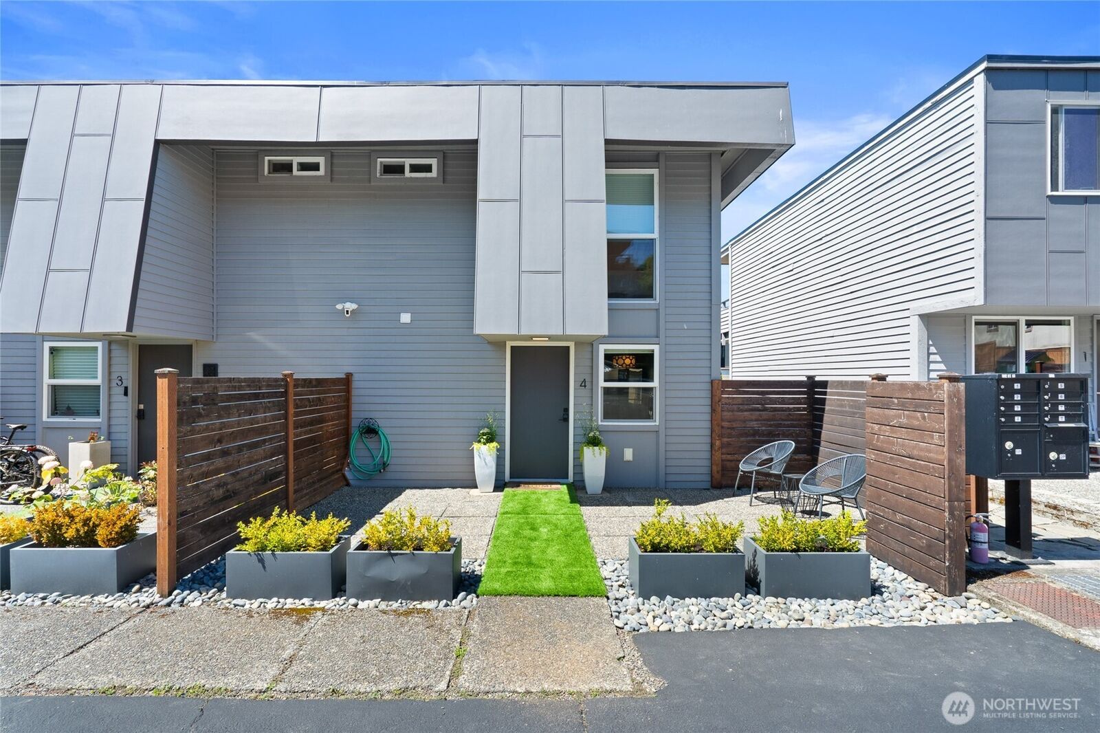 Property Photo: 10112 NE 68th Street NE 4 WA 98033
