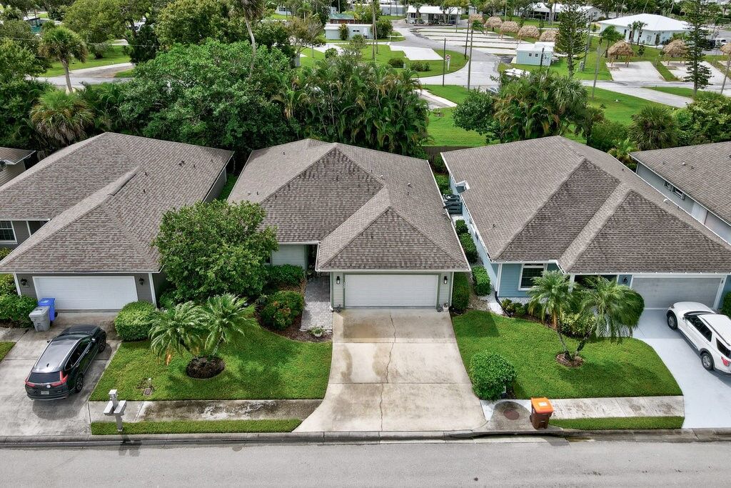 Property Photo:  325 Hawthorne Lane  FL 32962 