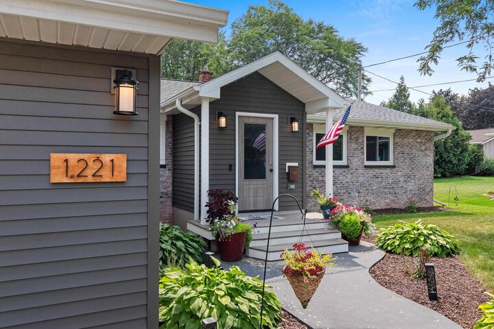 Property Photo: 1221 E Hanson Drive WI 54915