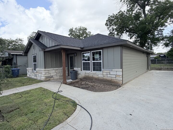 Property Photo:  2931 W Gerald Ave  TX 78211 