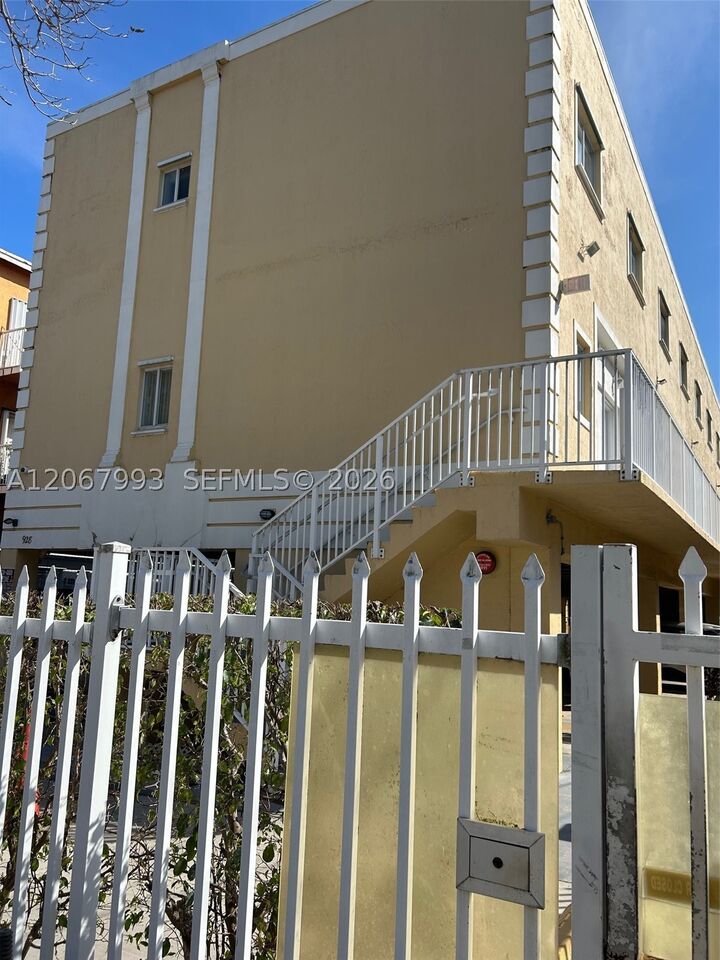 Property Photo: 928 SW 3 207 FL 33130
