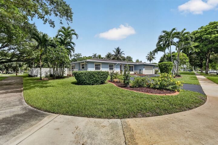 Property Photo: 801 Ixora Ln FL 33317