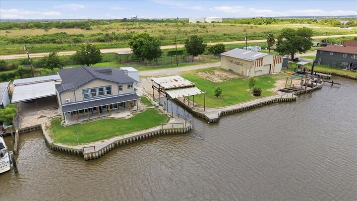 Property Photo: 6743 Rainbow Ln TX 77642