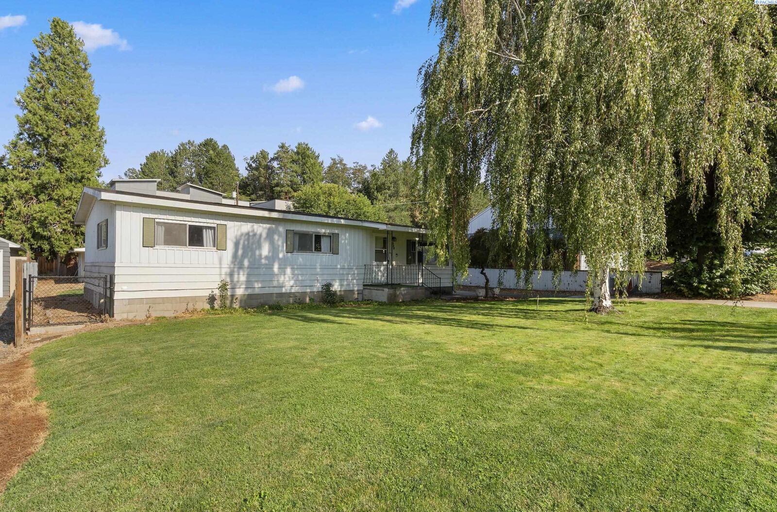 Property Photo: 924 Market St WA 99350