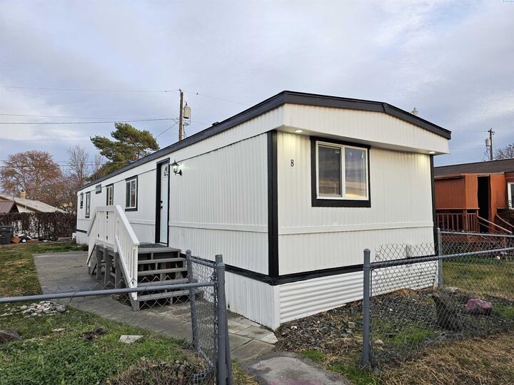 Property Photo:  1421 South Cedar Street #8  WA 99337 