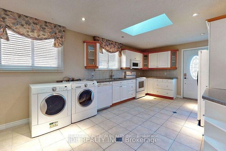 Property Photo: 517 Fairleigh Avenue ON L1J 2W7