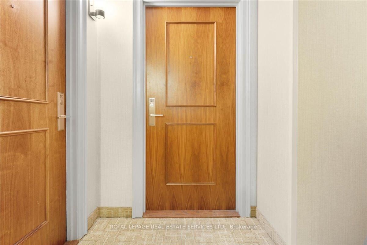 Property Photo:  914 Yonge Street 1214  ON M4W 3C8 